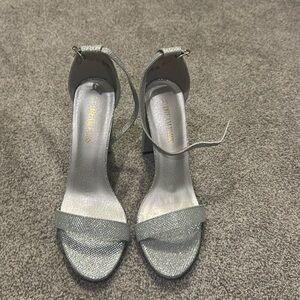 Like New Dream Pairs Sparkly Silver Heels